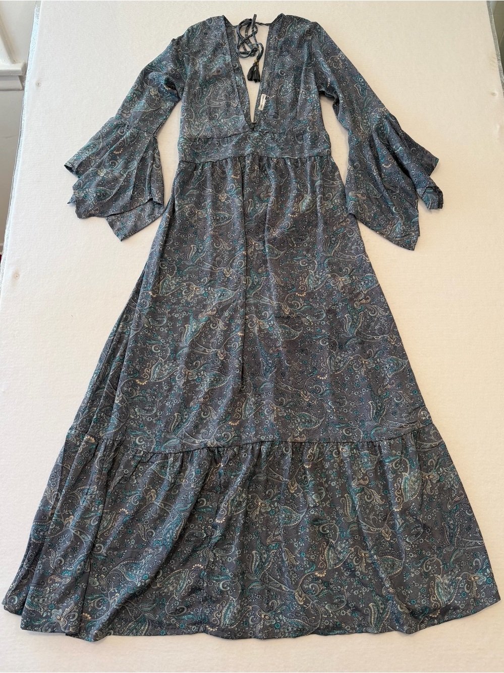 Karma Highway Women’s One Size Gray/Blue Paisley V-Neck Bell Sleeve Maxi